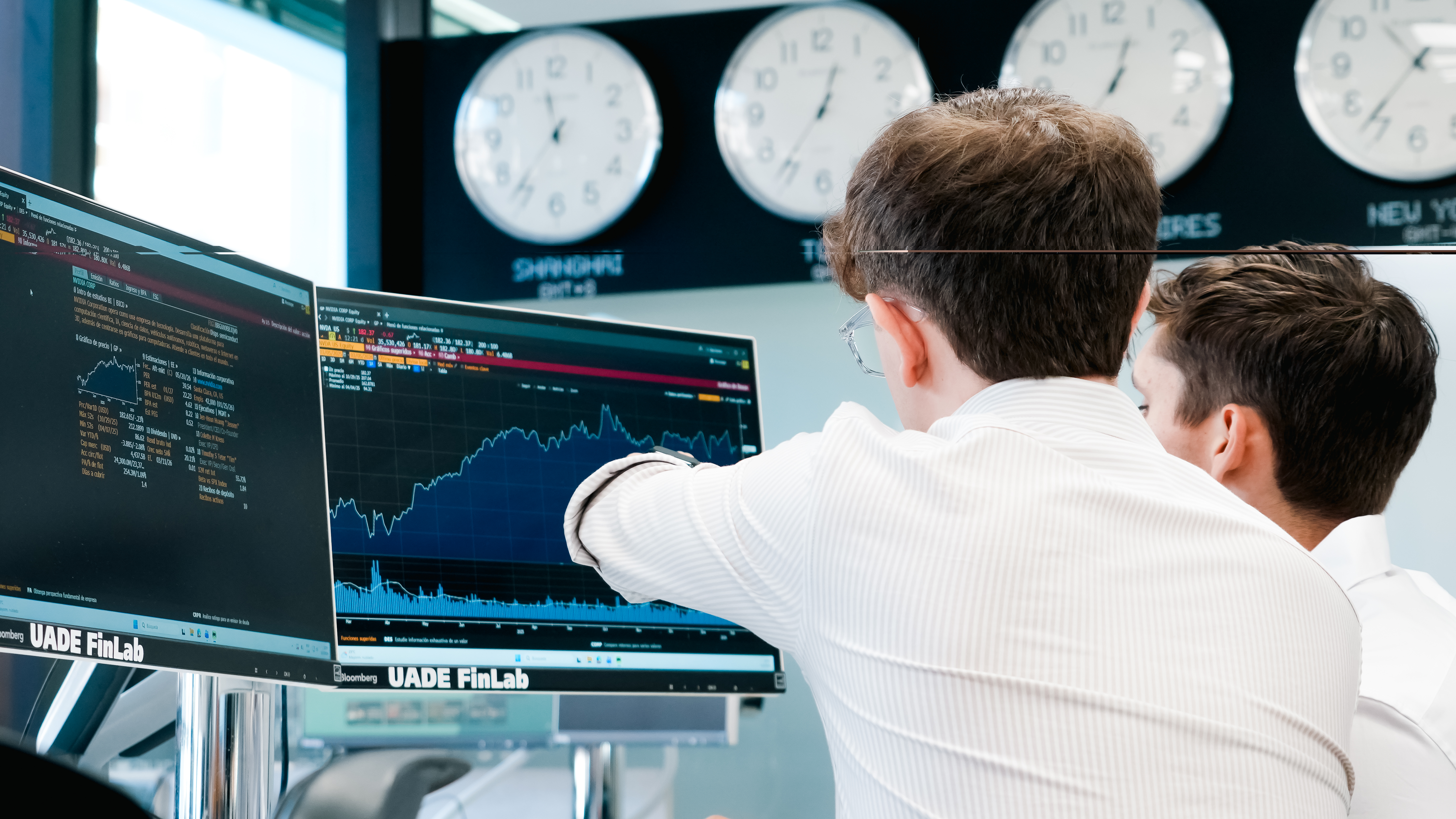 Estudiantes trabajando con datos y herramientas profesionales