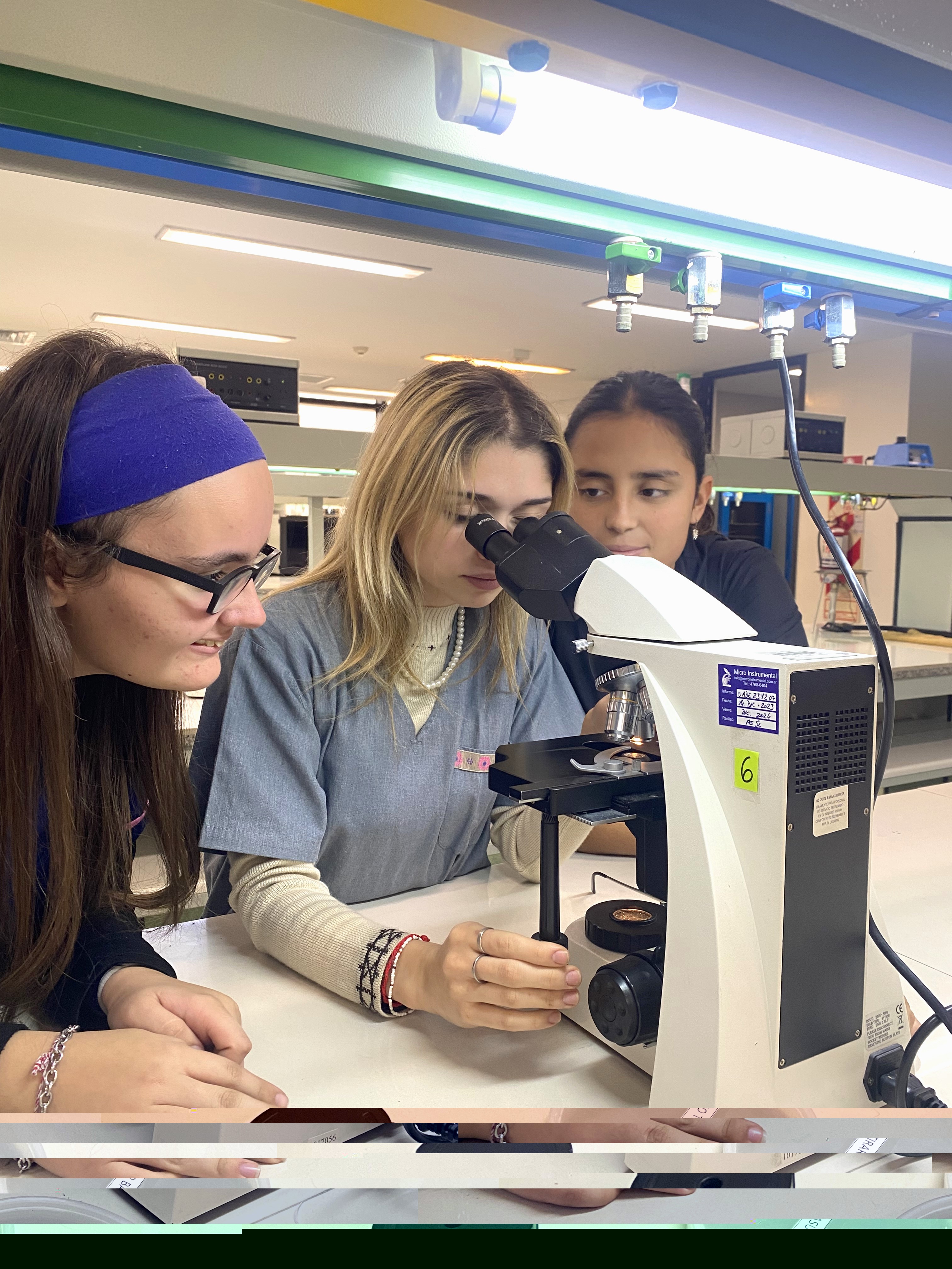 Foto 3. Practicas En Labs Biologia (1)