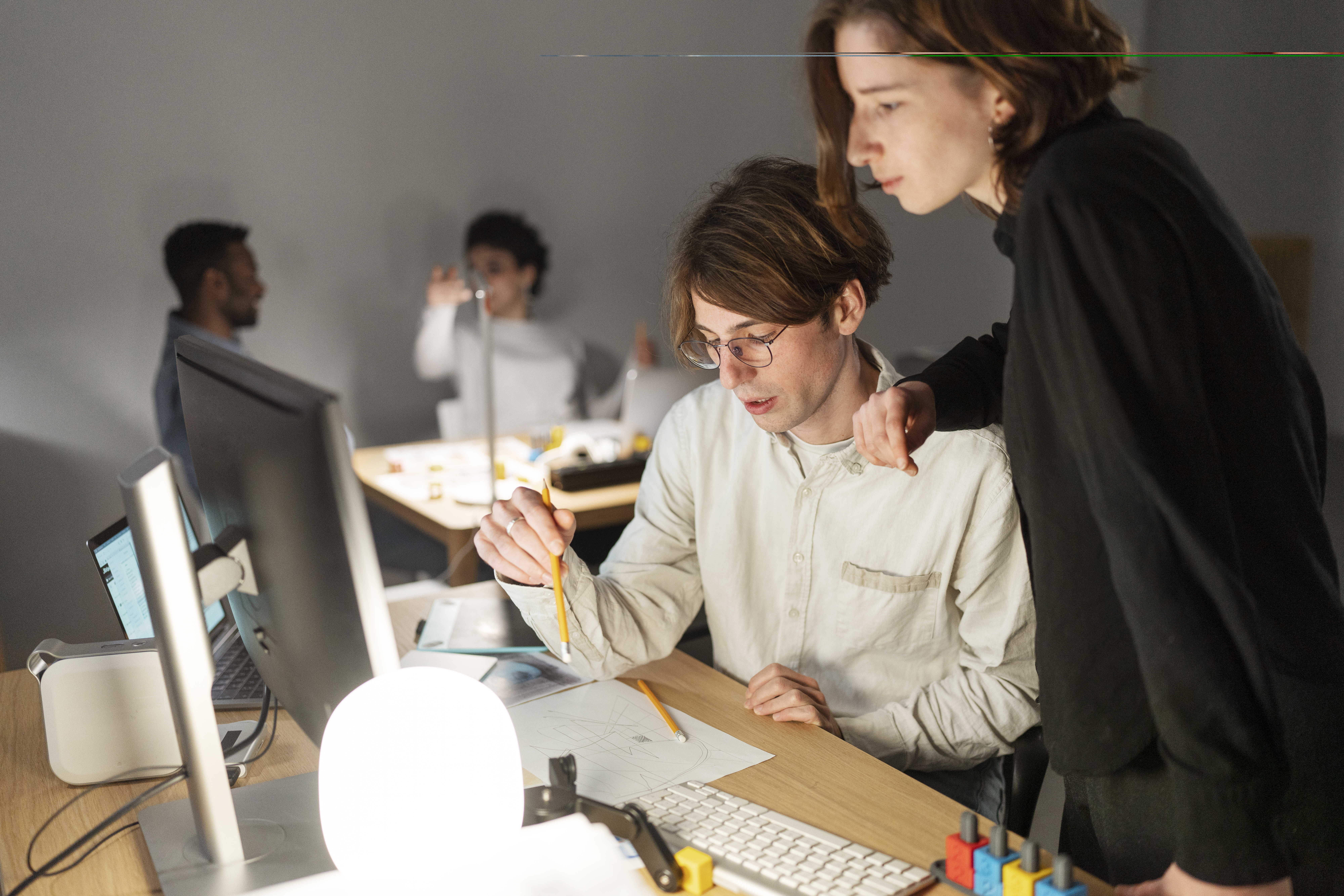 Equipo De Disenadores Trabajando En Modelo 3D